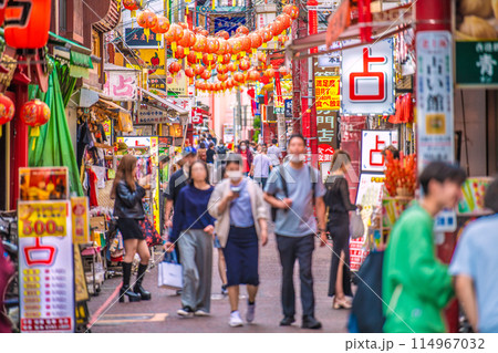 日本の横浜都市景観 5月。横浜中華街・市場通りなどを望む…占いの文字がズラリ＝23日 114967032