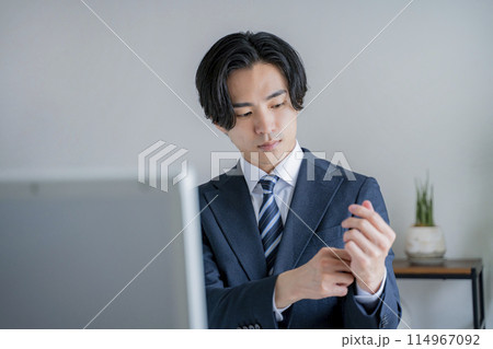 スーツを着る男性 スーツを着る男性 114967092