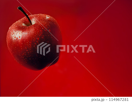 赤い背景と新鮮なリンゴ 赤い背景と新鮮なリンゴ 114967281