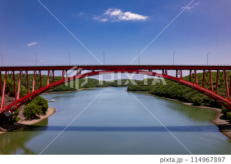的矢湾大橋(ドローンによる空撮) 的矢湾大橋(ドローンによる空撮) 114967897