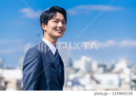 都会で働くの若いビジネスマン 都会で働くの若いビジネスマン 114968139