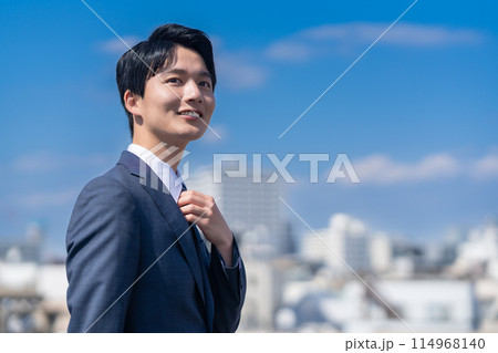 都会で働くの若いビジネスマン 114968140