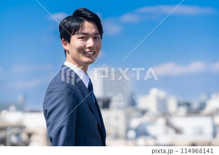 都会で働くの若いビジネスマン 都会で働くの若いビジネスマン 114968141