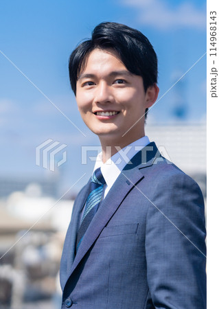 都会で働くの若いビジネスマン 114968143