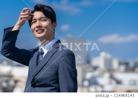 都会で働くの若いビジネスマン 114968145