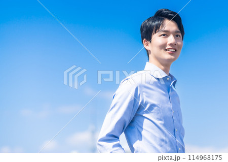 爽やかに歩く若いビジネスマン 114968175