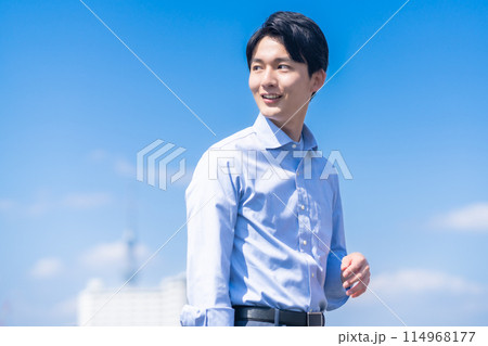爽やかに歩く若いビジネスマン 114968177