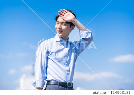 爽やかに歩く若いビジネスマン 爽やかに歩く若いビジネスマン 114968181