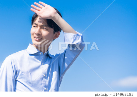 爽やかに歩く若いビジネスマン 114968183