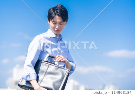 爽やかに歩く若いビジネスマン 114968184