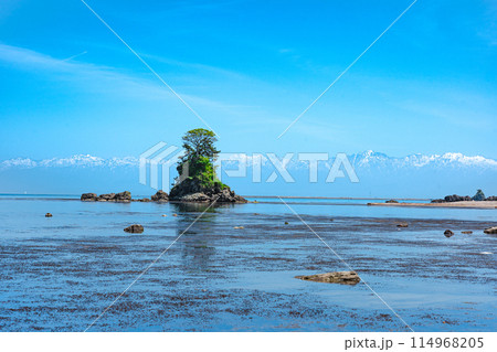 女岩と幻想的な山脈 女岩と幻想的な山脈 114968205