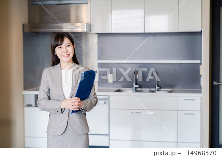 物件の案内をする不動産会社の女性 114968370
