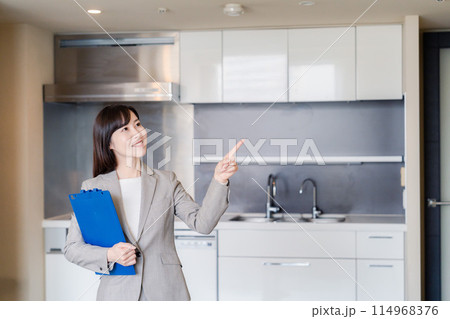 物件の案内をする不動産会社の女性 114968376
