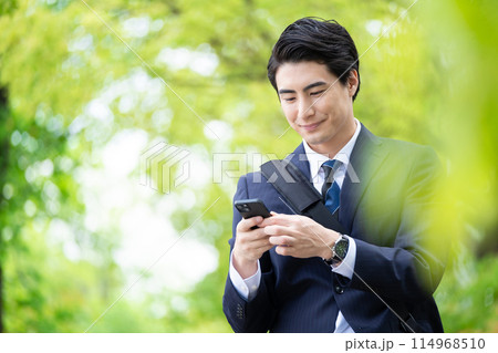 スマホを操作するビジネスマン 114968510