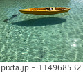 透明な海に浮かぶボート 114968532