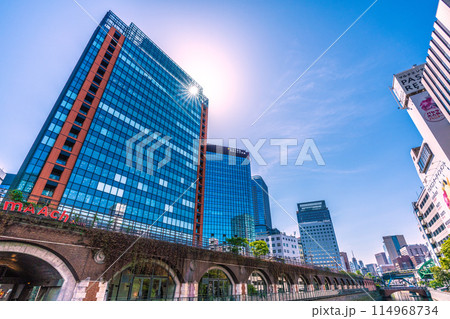 日本の東京都市景観 万世橋からマーチエキュートや神田川などを望む（右奥は御茶ノ水駅方向） 114968734