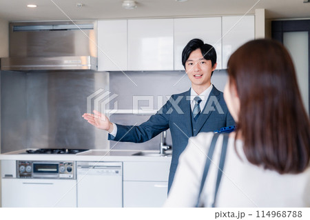 マンションの中を案内する不動産会社の男性 114968788