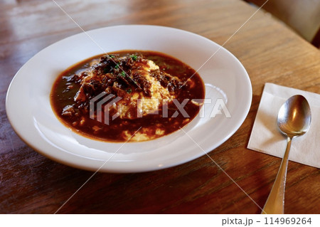 牛肉たっぷりのデミグラスソースオムライス 牛肉たっぷりのデミグラスソースオムライス 114969264