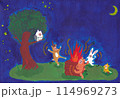 キャンプファイヤーの周りで踊っている動物の扮装をした人々のイラスト 114969273