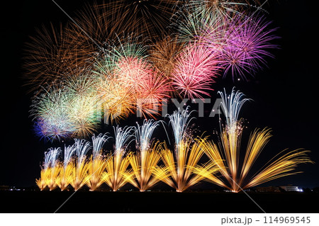 夜空に咲く大輪の花火（玉村花火大会） Firework bloom at the night sky 114969545