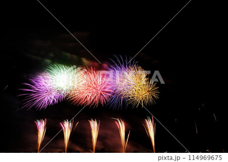 夜空に咲く大輪の花火（大曲花火大会） Firework bloom at the night sky 114969675