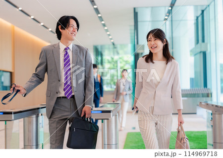 オフィスのエントランスを通るビジネスパーソン 114969718