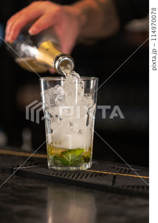Bartender preparing a classic mojito 114970078