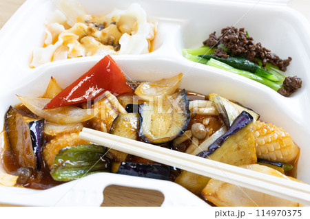 おいしい中華弁当、イカとナスの四川炒め 114970375