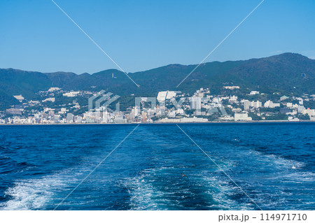 熱海の初島に向かう船から見る海の波紋 熱海の初島に向かう船から見る海の波紋 114971710