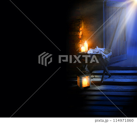 Manger with straw. christmas background 114971860