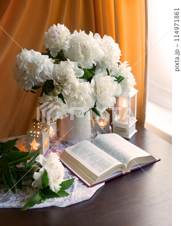 Still life. Open book and bouquet of flowers 114971861