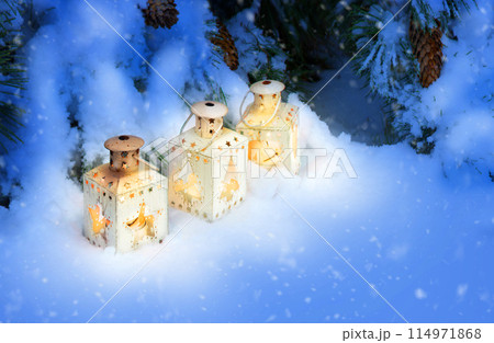 Lanterns in the snow under the Christmas tree 114971868