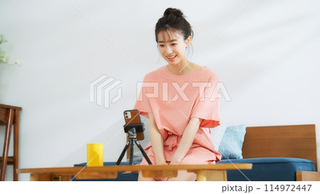 スマホで動画配信する女性配信者 114972447