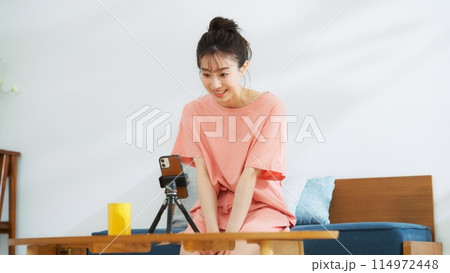 スマホで動画配信する女性配信者 114972448