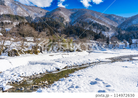 合掌造りで有名な、日本の岐阜県の白川郷の雪景色 合掌造りで有名な、日本の岐阜県の白川郷の雪景色 114972630