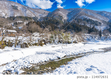 合掌造りで有名な、日本の岐阜県の白川郷の雪景色 合掌造りで有名な、日本の岐阜県の白川郷の雪景色 114972631