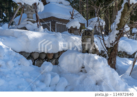 合掌造りで有名な、日本の岐阜県の白川八幡神社の風景 114972640