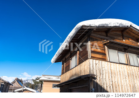 合掌造りで有名な、日本の岐阜県の白川郷の風景 114972647