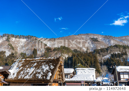合掌造りで有名な、日本の岐阜県の白川郷の風景 114972648