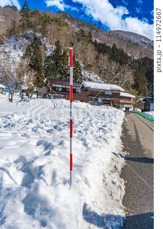雪の深さを測る赤と白のポール 114972667