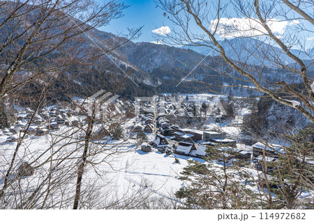 日本の岐阜県の白川郷の雪景色 日本の岐阜県の白川郷の雪景色 114972682