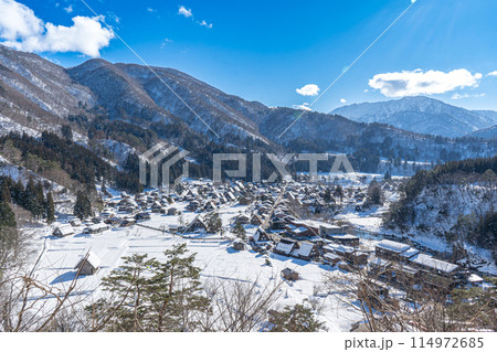 合掌造りで有名な、日本の岐阜県の白川郷の風景 114972685