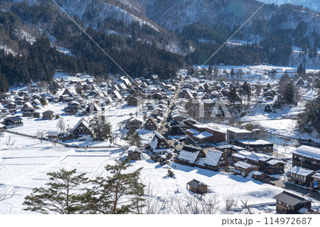 合掌造りで有名な、日本の岐阜県の白川郷の風景 114972687
