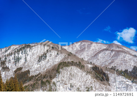 日本の岐阜県の白川郷から見える雪の積もった山々 日本の岐阜県の白川郷から見える雪の積もった山々 114972691