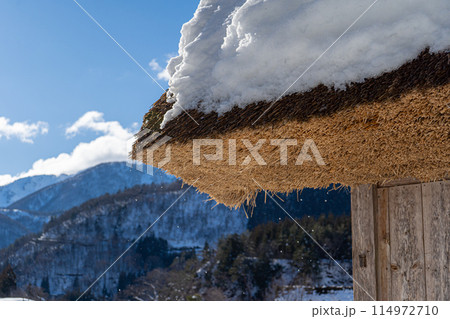 合掌造りで有名な、日本の岐阜県の白川郷の茅葺き屋根 114972710