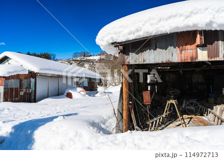 合掌造りで有名な、日本の岐阜県の白川郷の茅葺き屋根 114972713