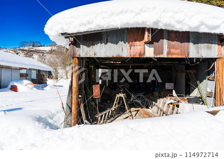 合掌造りで有名な、日本の岐阜県の白川郷の茅葺き屋根 114972714