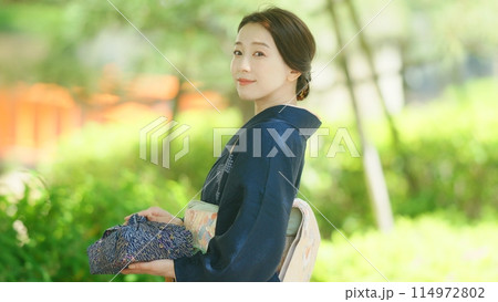暑中見舞いイメージ_着物を着た女性 暑中見舞いイメージ_着物を着た女性 114972802