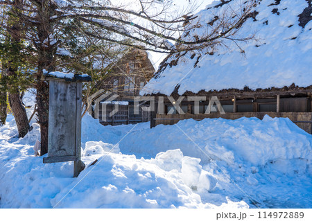 合掌造りで有名な、日本の岐阜県の白川郷の風景 合掌造りで有名な、日本の岐阜県の白川郷の風景 114972889