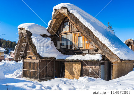 合掌造りで有名な、日本の岐阜県の白川郷の建築 114972895